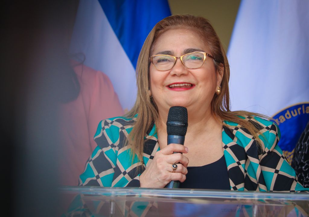 Procuradora Raquel Caballero de Guevara Recibe Calurosa Bienvenida por parte del Personal de la PDDH