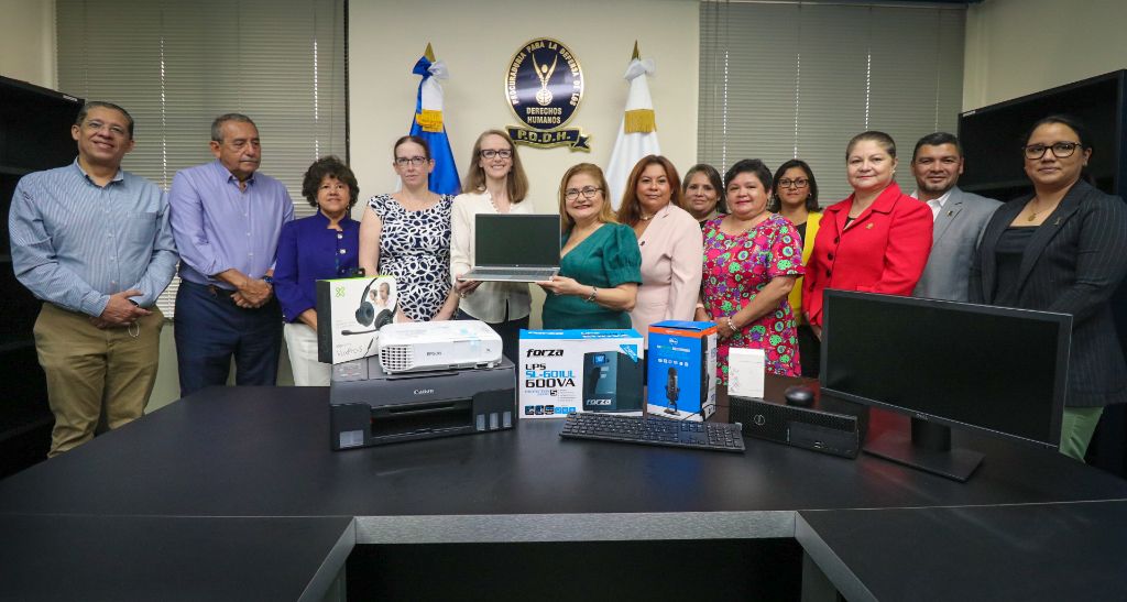 Procuradora Raquel Caballero recibe donativo de socio estratégico en la defensa de los DD.HH.